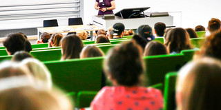 Studierende im Hörsaal Studierende sitzen zum Studienstart in einer Vorlesung.