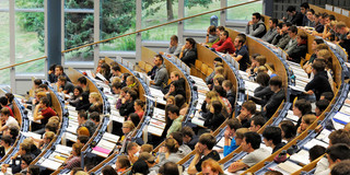 Studierende im Hörsaal Studierende sitzen in einer Vorlesung im Hörsaal.